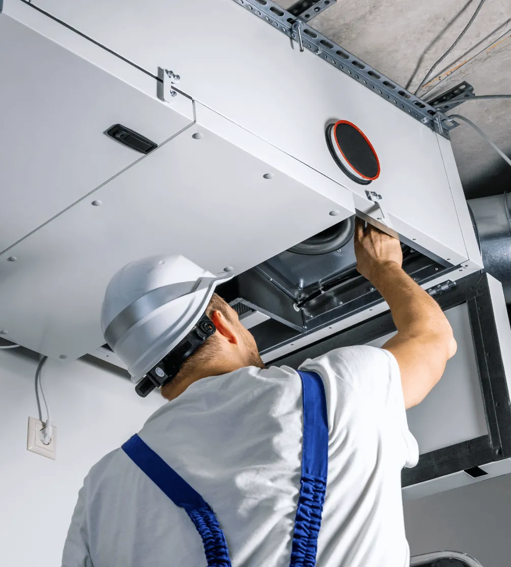 Technicien inspectant un système de ventilation.