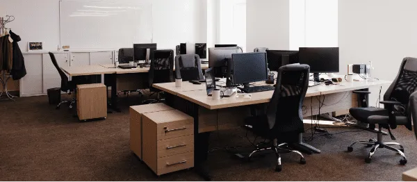 Bureau ouvert moderne avec des ordinateurs.